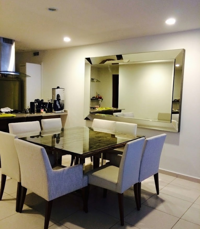 Comedor y Espejo Decorativo