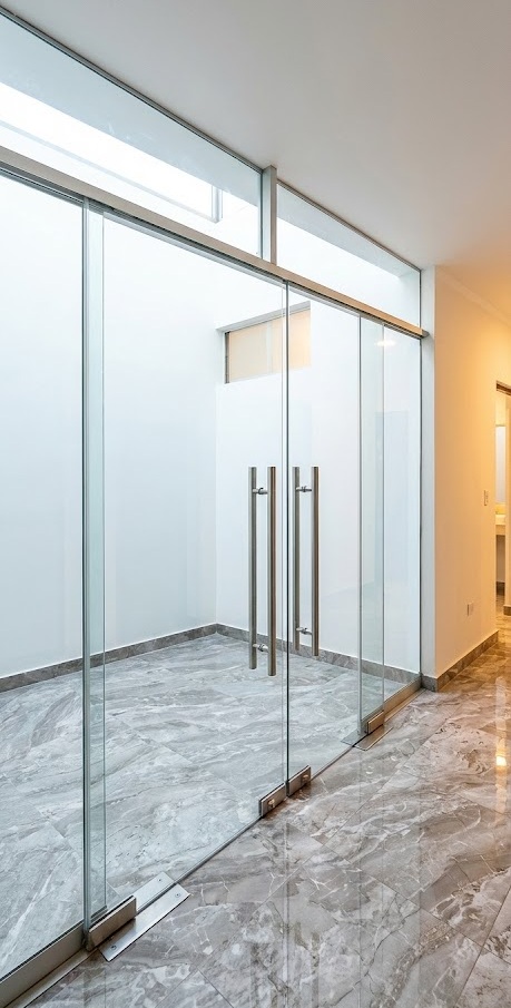 Puerta Pivotante con Freno